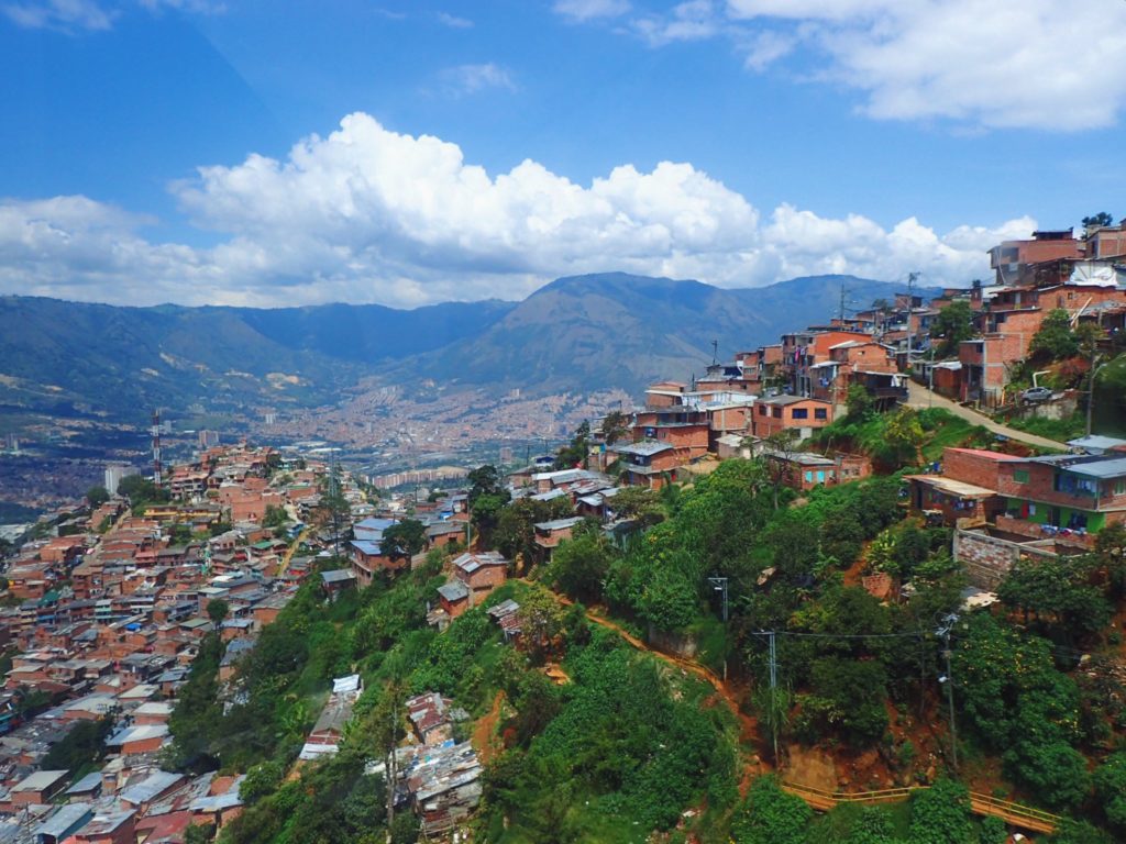 Paisaje aéreo de Colombia con montañas y ciudades